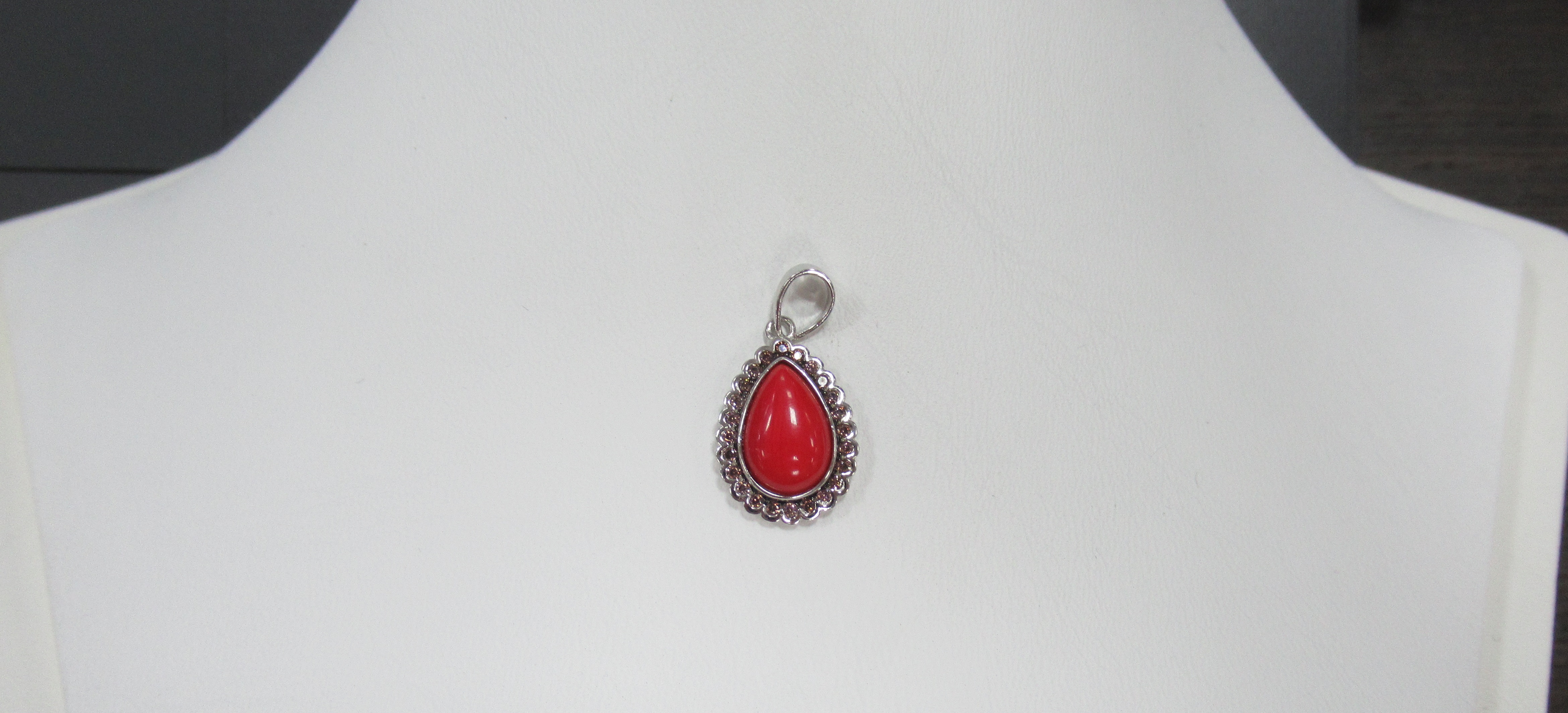 Серебряная подвеска с кораллом